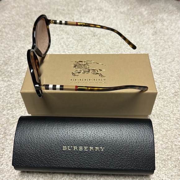 Burberry sunglasses with case and box - Picture 3 of 8